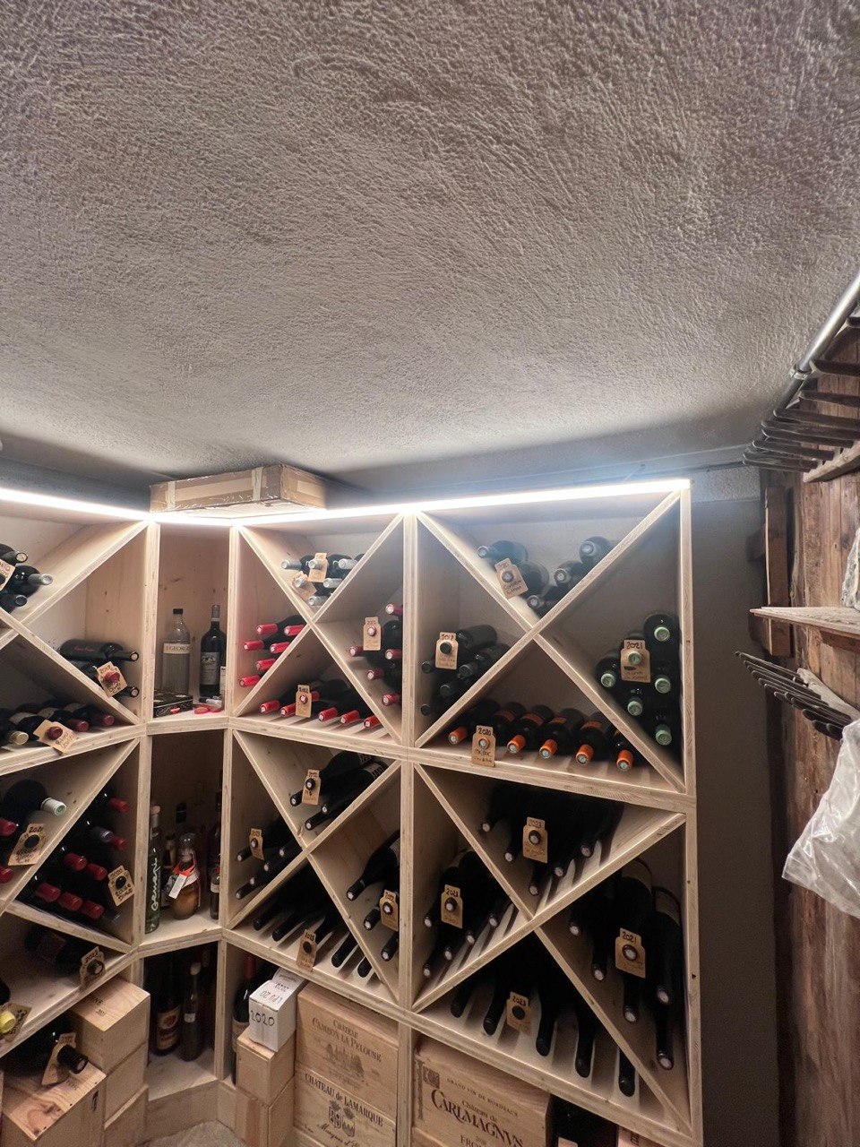 Cave à vin éclairage LED sur casiers bois