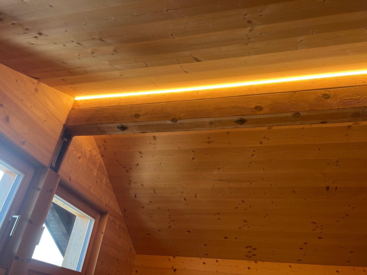 Ruban LED blanc chaud plafond incliné chalet Valais