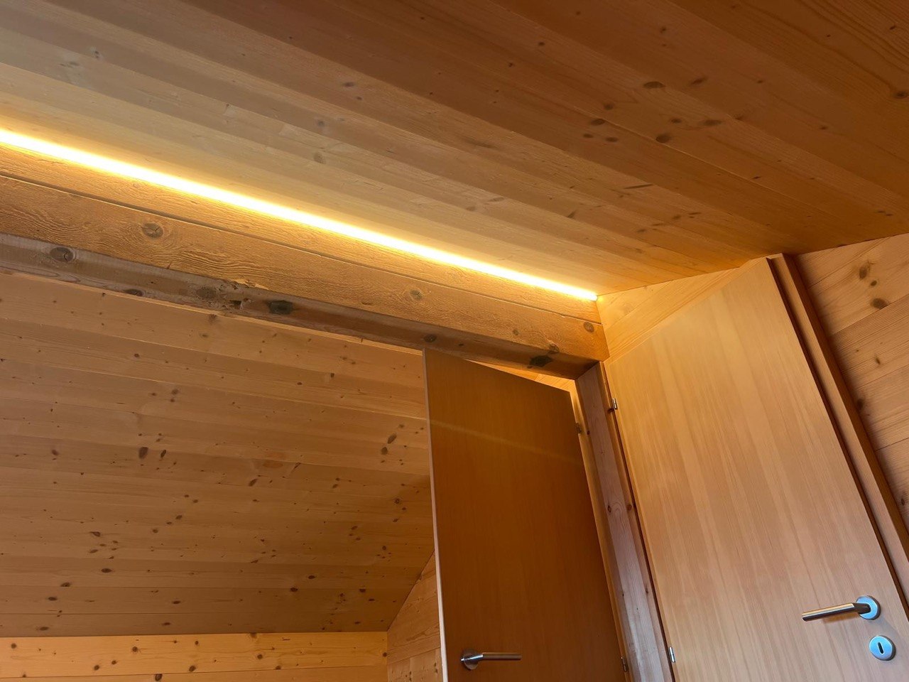 Ruban LED sous plafond chalet bois, Martigny