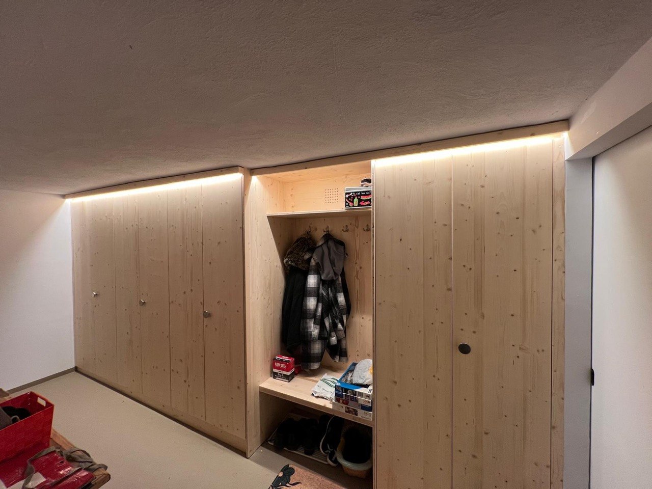 Ruban LED vestiaire armoires bois Martigny